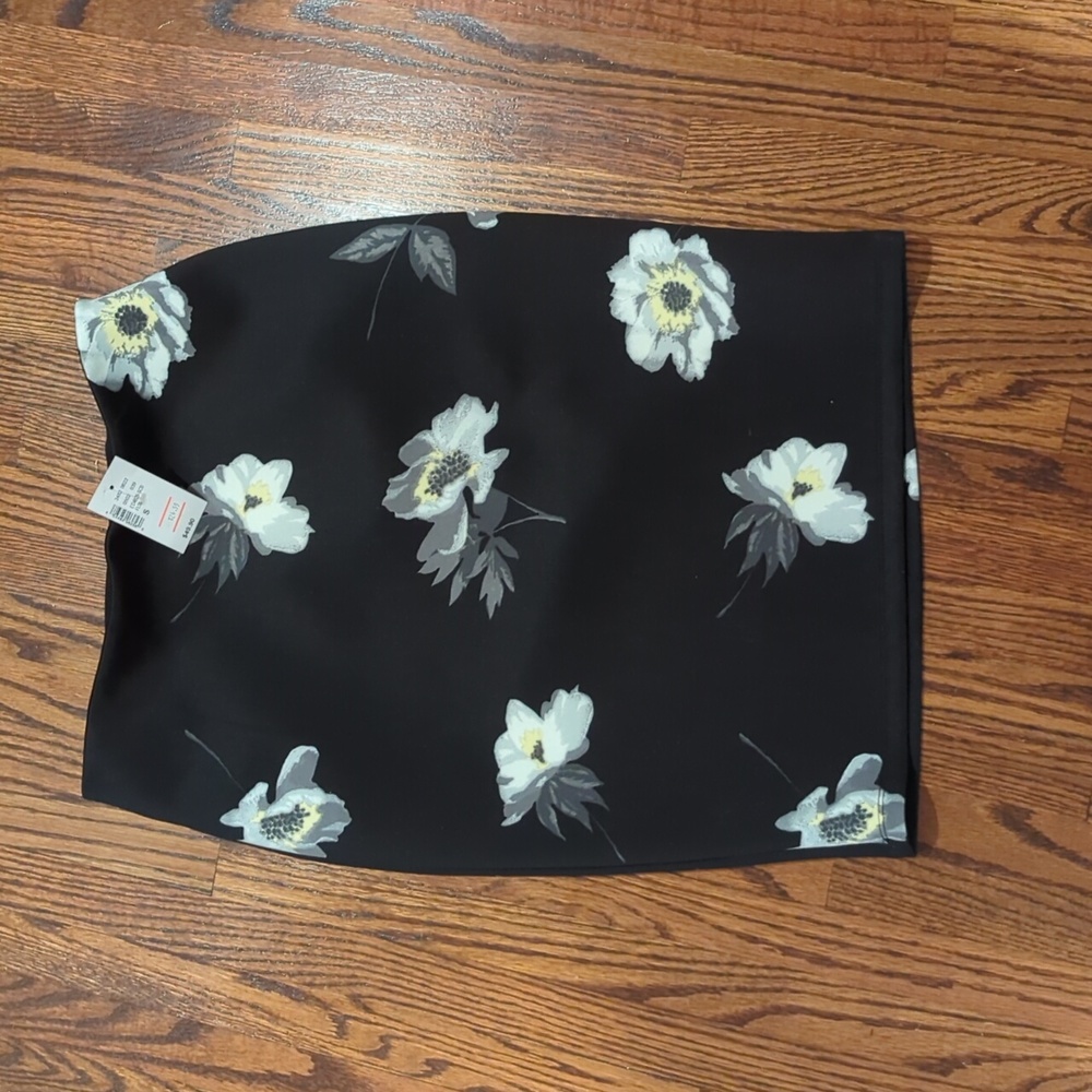 Ricki's black floral pencil skirt, Small